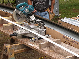 Siding cutting station, reversed blade