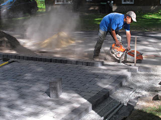 Cutting the asphalt