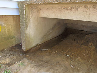 Side stoop dug clear