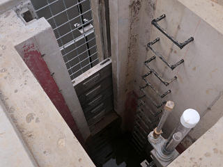 Floodgate and level controls